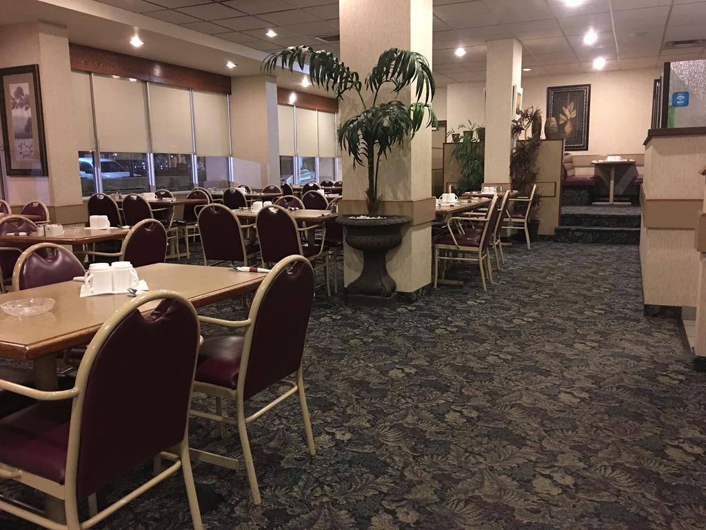 St. Albert Inn & Suites Saint Albert Bagian luar foto