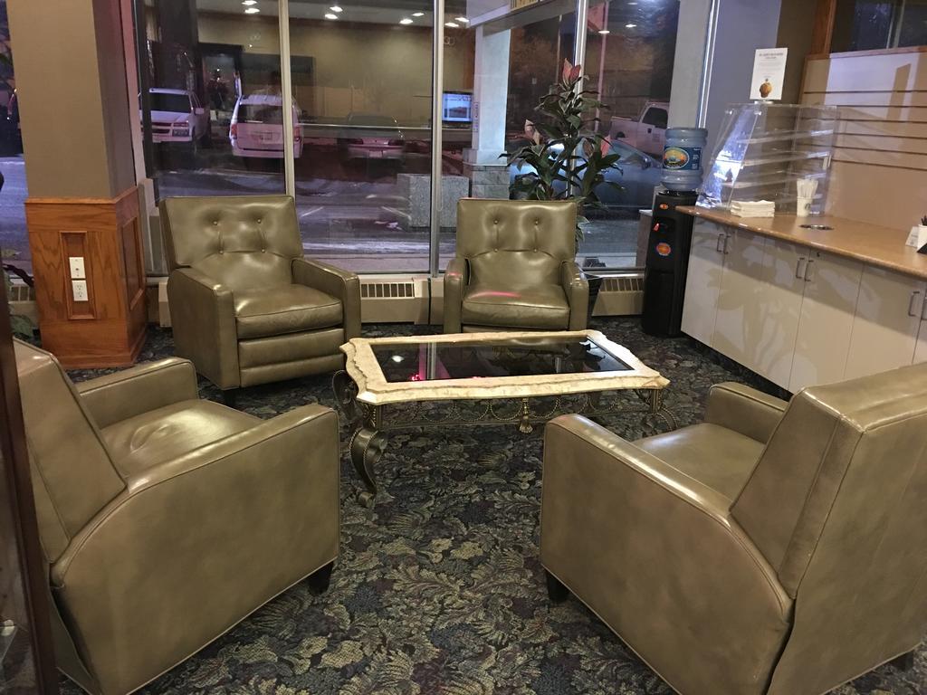 St. Albert Inn & Suites Saint Albert Bagian luar foto