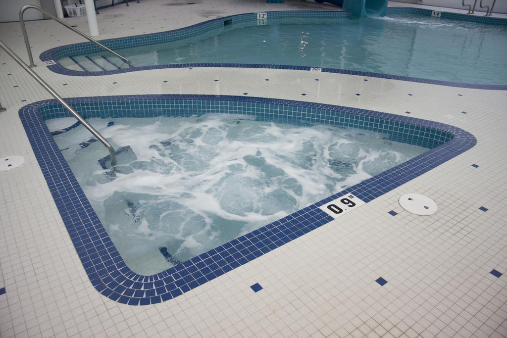 St. Albert Inn & Suites Saint Albert Bagian luar foto