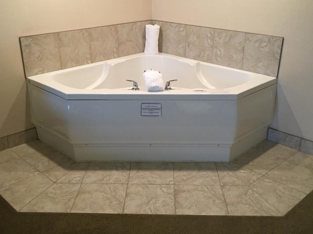 St. Albert Inn & Suites Saint Albert Bagian luar foto