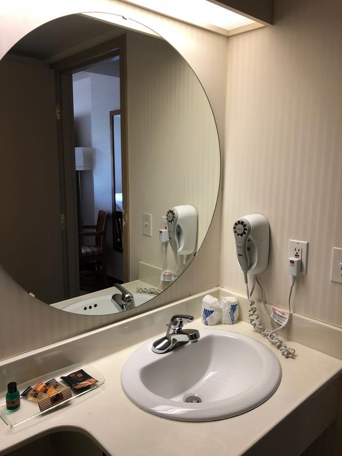 St. Albert Inn & Suites Saint Albert Bagian luar foto